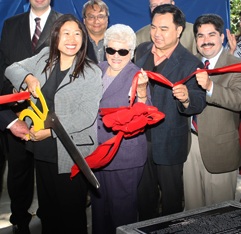 VanAndJanetRibbonCutting